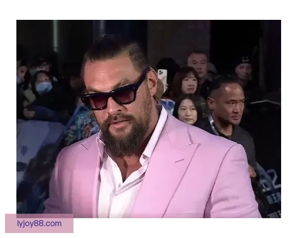 哇海王杰森莫玛昨晚现身老特拉福德 穿曼联球衣现场观战引球迷热议